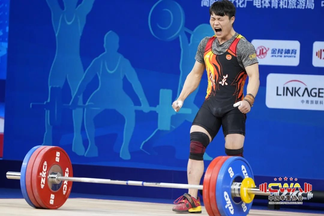  举重预选赛上演强强对话，河套猎隼队读秒扳平江汉银狐队，团队配合流畅；教练团队居功至伟