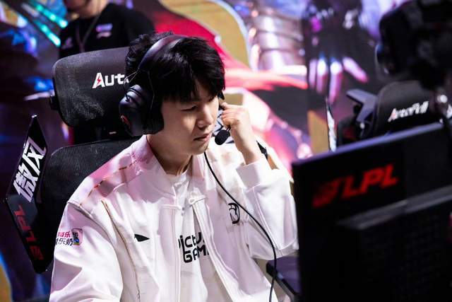 TheShy回归赛场，大胜首场状态亮眼，C9观众沸腾！的简单介绍